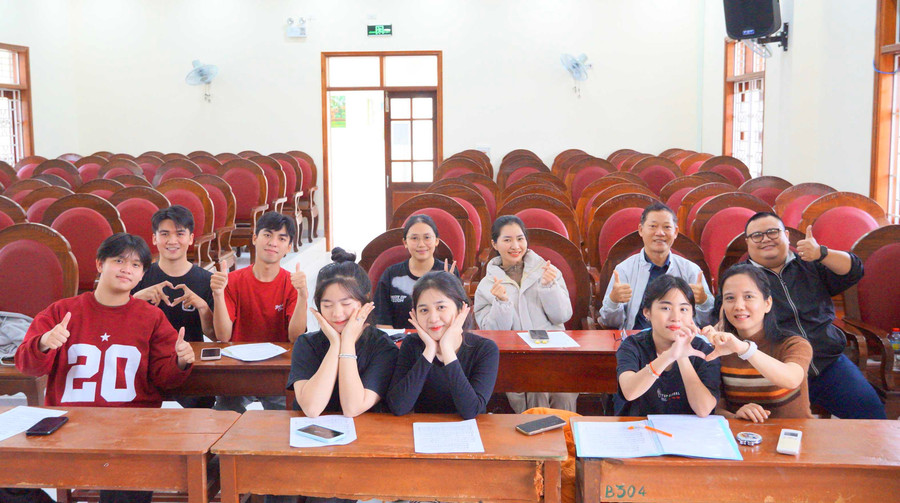 Người thầy, người sinh viên đặc biệt ấy ví việc quay trở lại với giảng đường là giống như mua một tấm vé về tuổi thơ, trở lại với thanh xuân. Trong ảnh: Sinh viên Trần Gia Tín (hàng sau, thứ hai từ phải sang) trong tập thể lớp trẻ trung. Ảnh: Nguyễn Muội