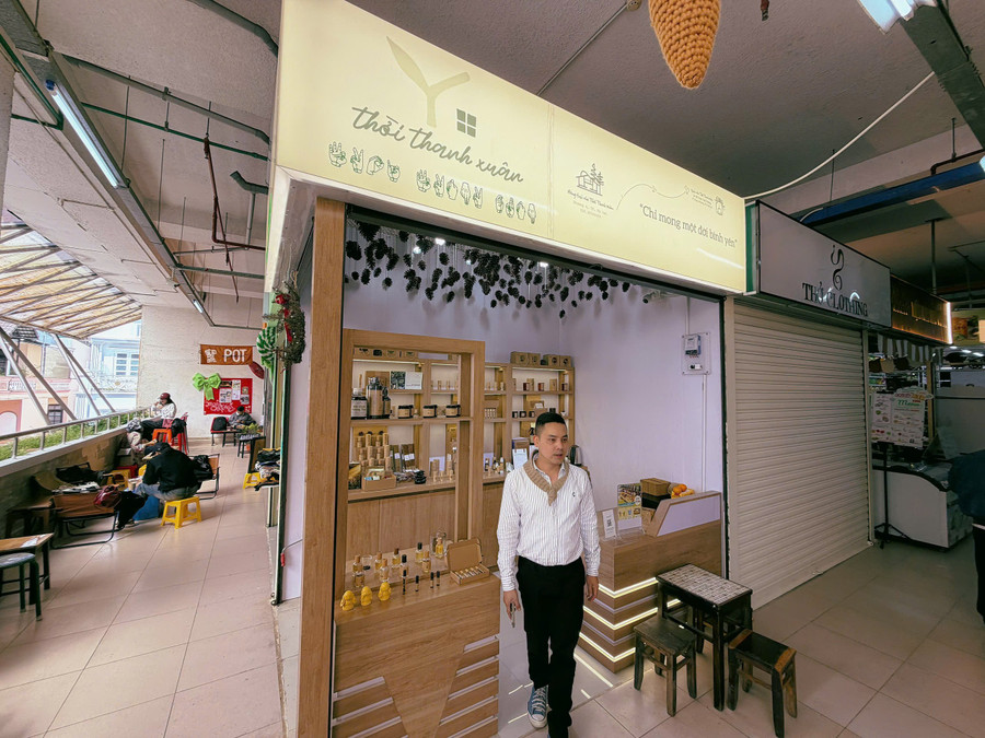 Ki-ốt tinh dầu thủ công tại khu chợ mới Đà Lạt, bày bán các sản phẩm tinh dầu, nến thơm được trưng bày gọn gàng, hướng tới nhóm khách trẻ và du khách tìm quà lưu niệm địa phương. ẢNH: LÊ NAM