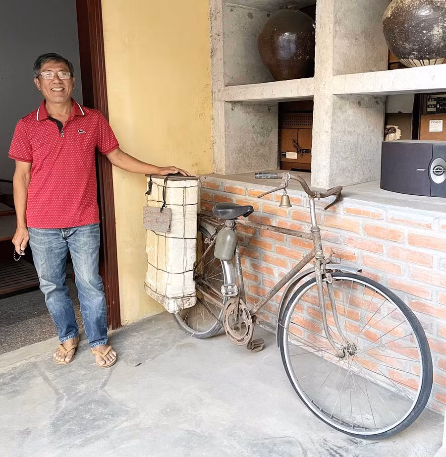 Ông Võ Văn Hiền bên chiếc xe bán cà rem gắn liền với ký ức tuổi thơ của bất cứ đứa trẻ nào thời bao cấp. Ảnh: Phương Duyên