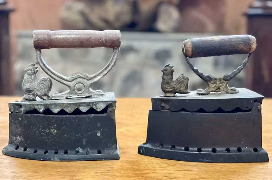 Hai chiếc bàn ủi con gà mà ông Võ Văn Hiền sưu tầm được. Ảnh: Phương Duyên