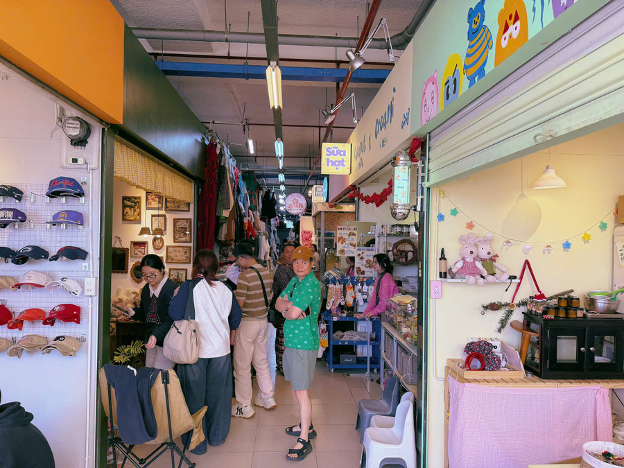 Dòng người qua lại tấp nập tại khu chợ mới Đà Lạt vì thấy chợ có nhiều điểm mới mẻ. ẢNH: LÊ NAM