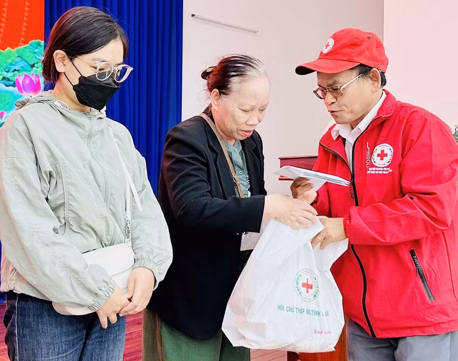 Hội Chữ thập đỏ tỉnh phối hợp tặng quà cho các đối tượng trên địa bàn phường Pleiku. Ảnh: Như Nguyện