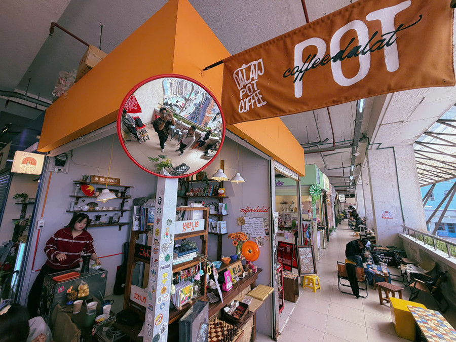 Một quán cà phê mini trong chợ mới được thiết kế trẻ trung, tận dụng tối đa diện tích nhỏ trở thành điểm dừng chân yêu thích của du khách. ẢNH: LÊ NAM