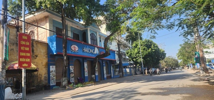 Ngày 8-1, cửa hàng trưng bày sản phẩm của Công ty Cổ phần đồ hộp Hạ Long "cửa đóng then cài"