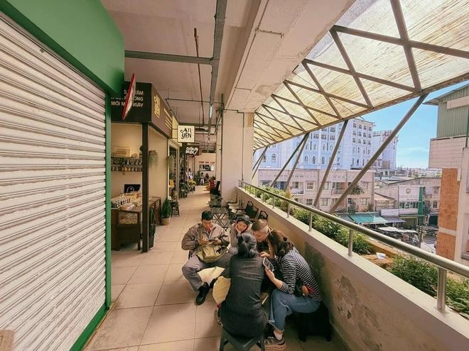 Hành lang lầu 2 khu chợ mới Đà Lạt trở thành không gian ngồi lại quen thuộc với bàn ghế nhỏ xinh và tầm nhìn mở ra khu trung tâm thành phố. Các ki-ốt gần như được lấp đầy thay vì đóng cửa im lìm suốt từ đợt dịch Covid-19. ẢNH: LÊ NAM