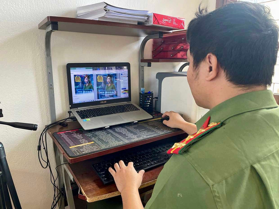 Admin của Công an xã Đak Đoa chuẩn bị phần nội dung cho thượng úy “Phương Hằng” thể hiện trên trang fanpage của Công an xã. Ảnh: ĐVCC