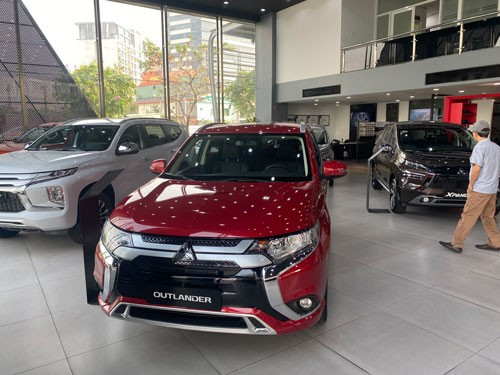 Lệ phí đăng ký ô tô tại TP Hà Nội, TPHCM giảm còn 14 triệu đồng. Ảnh: NLĐO