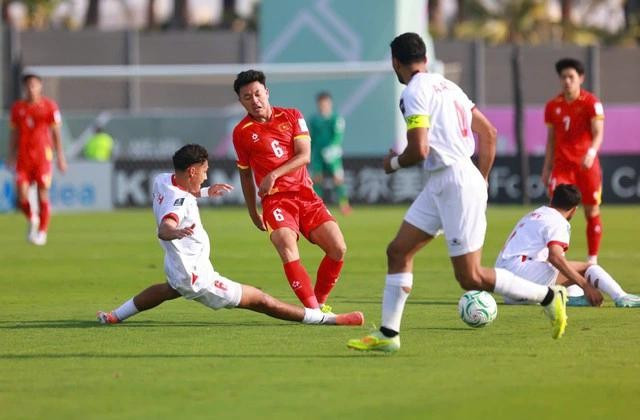 Cả 2 luôn có sự phối hợp ăn ý cùng với tiền vệ Thái Sơn. ẢNH: TED TRẦN