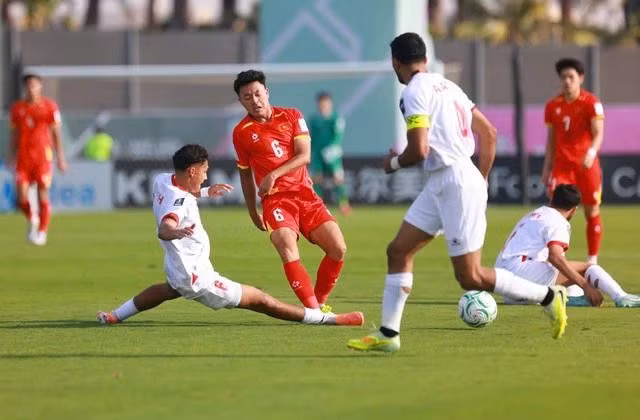 Cả 2 luôn có sự phối hợp ăn ý cùng với tiền vệ Thái Sơn. ẢNH: TED TRẦN