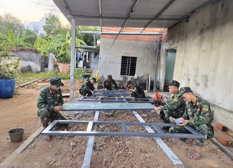 Cán bộ, chiến sĩ Trung đội Pháo phòng không 1 (Tiểu đoàn 3, Lữ đoàn 573) giúp hộ Lê Thành Vinh (xã Bình Khê) sửa nhà. Ảnh: H.T
