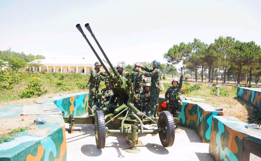 Cán bộ, chiến sĩ Lữ đoàn Pháo phòng không 234 (Quân đoàn 34) luyện tập phương án sẵn sàng chiến đấu. Ảnh: P.N