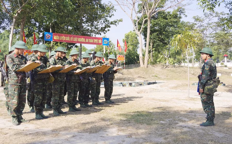 Trung đoàn Pháo binh 4 (Sư đoàn 10) huấn luyện đội ngũ chiến thuật pháo binh. Ảnh: P.N