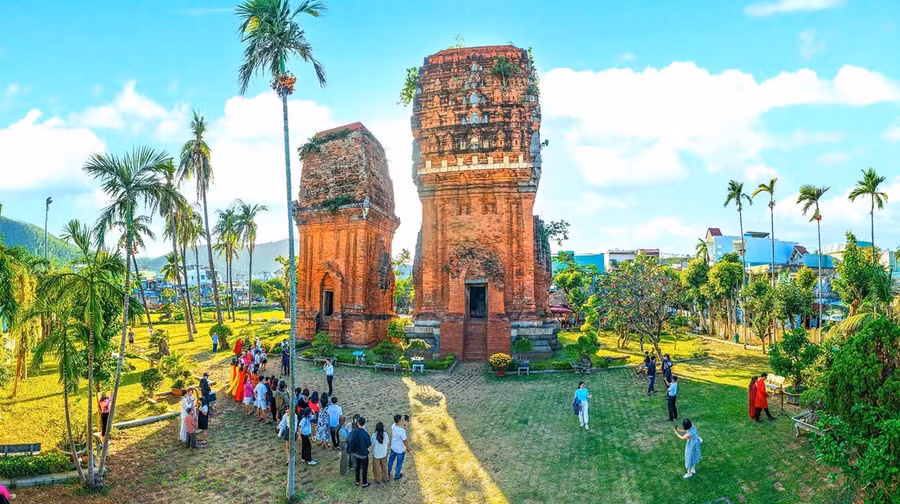 Du khách tham quan điểm di tích Tháp Đôi, phường Quy Nhơn.