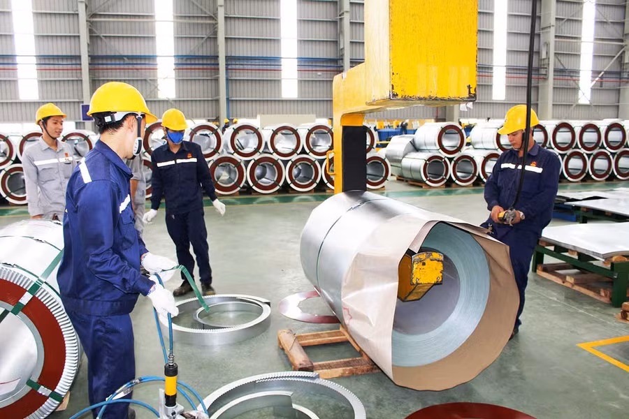 Sản xuất tôn thép tại Nhà máy Hoa Sen Nhơn Hội thuộc Khu kinh tế Nhơn Hội (phường Quy Nhơn Đông). Ảnh: N.H