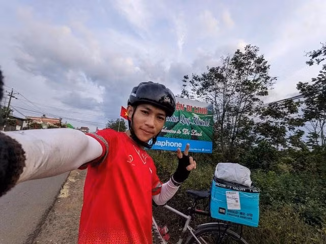 Hùng đạp xe về quê nghỉ tết vì muốn trải nghiệm và thử sức. . ẢNH: NVCC