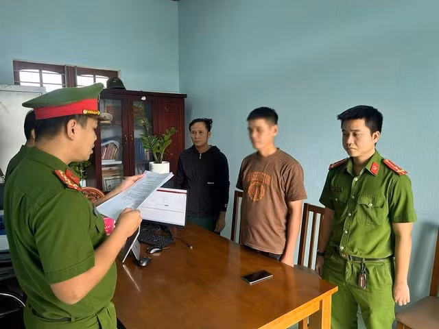 Cơ quan CSĐT Công an huyện Núi Thành thực hiện lệnh bắt tạm giam đối với N.Q.Th Ảnh: Công an Quảng Nam