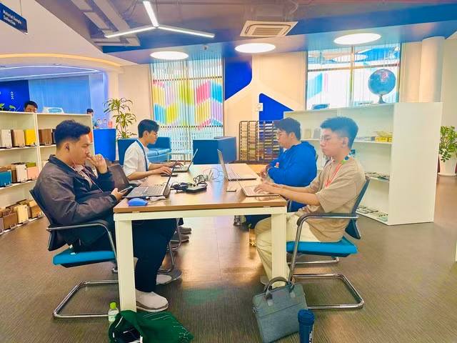 Sinh viên Trường ĐH Tôn Đức Thắng học tập tại thư viện. ẢNH: HÀ ÁNH