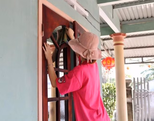 Thời điểm này, nhiều gia đình đã bắt đầu dọn dẹp nhà cửa để đón tết. ẢNH: THẢO PHƯƠNG