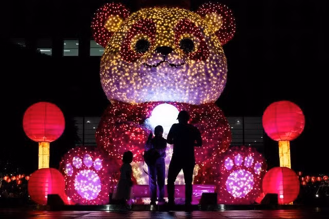 Đèn trang trí hình gấu trúc khổng lồ được chiếu sáng ở Jakarta - Indonesia