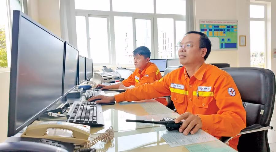 1-nhan-vien-truyen-tai-dien-gia-lai-truc-van-hanh-bao-dam-luoi-truyen-tai-dien.jpg