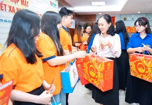 Giảng viên và doanh nghiệp hỗ trợ kinh phí cho những phần quà tặng sinh viên Trường ĐH Công nghệ TP.HCM. ẢNH: H.A