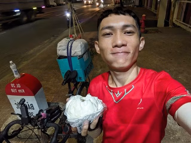 Hùng cho biết đoạn đường khó nhất là khi đi qua đèo Bảo Lộc. . ẢNH: NVCC