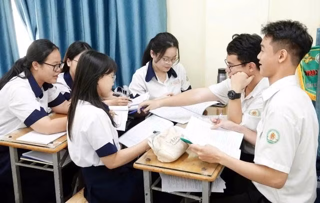 Học sinh lớp 12 tận dụng thời gian nghỉ tết để ôn tập cho những kỳ thi quan trọng sau tết. . ẢNH: ĐÀO NGỌC THẠCH