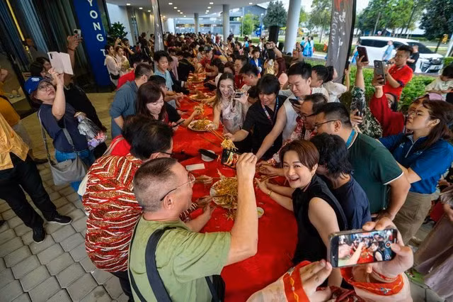 Mọi người tham gia tiệc mừng năm mới ở Malacca - Malaysia