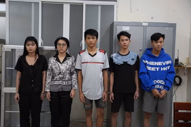 5 người tại cơ quan công an.