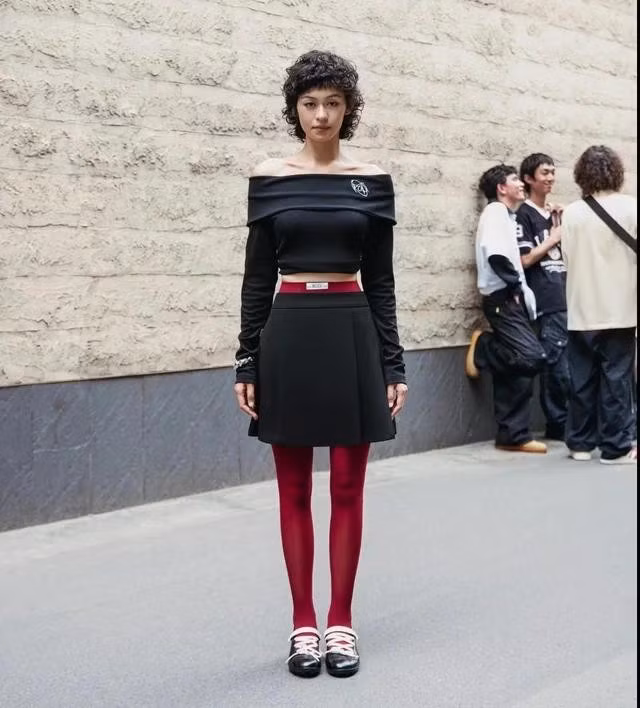 Những đôi giày ba lê có dây buộc dài đến mắt cá chân là một mẫu giày lãng mạn và mộng mơ. ẢNH: @BOO.VIETNAM