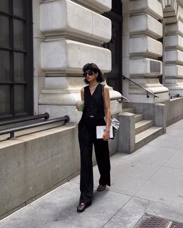 Đôi giày bệt bằng lưới cá là sự khẳng định của xu hướng không giày - để lộ bàn chân trần. ẢNH: @VENETI.A