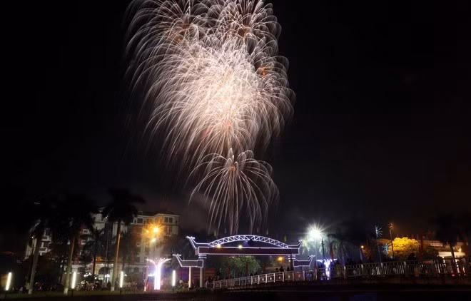 Bắn pháo hoa chào đón Năm mới. (Ảnh: Thế Duyệt/TTXVN)