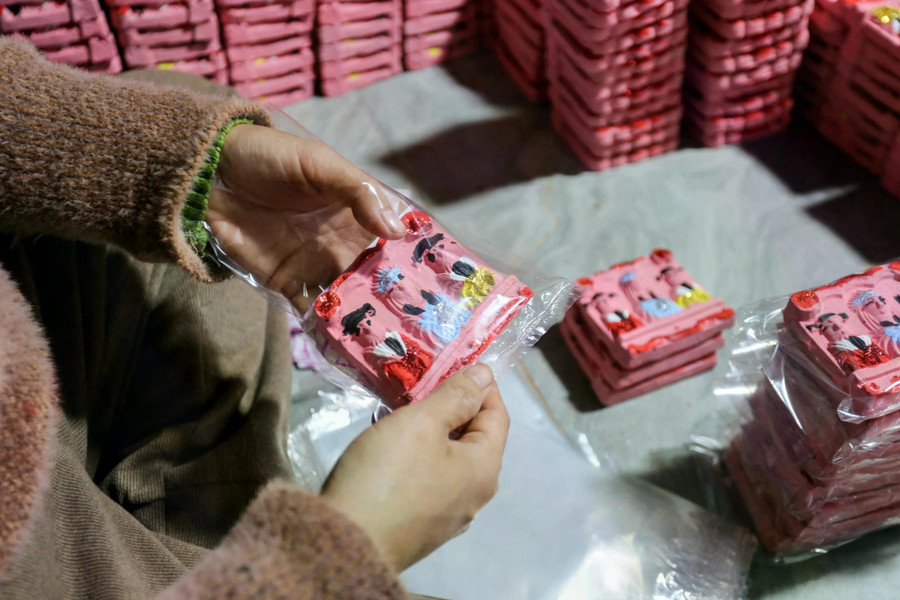 Một bức tượng thành phẩm được bán ra thị trường với giá từ 2.500 đồng - 3.000 đồng. ẢNH: LÊ HOÀI NHÂN