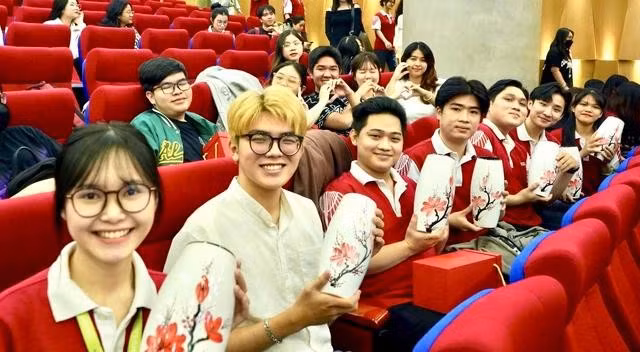 Những chiếc bình hoa xinh xắn có hình hoa đào sẽ giúp không gian tết tại gia đình của mỗi sinh viên thêm phần ý nghĩa. ẢNH: T.H