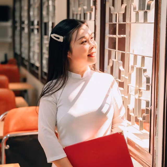 Chị Phương có đam mê với các loại hoa. ẢNH: NVCC