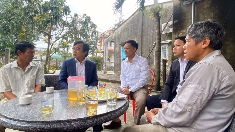 Ông Tô Văn Hùng, Bí thư Huyện ủy huyện Hòa Vang động viên người nhà anh Thành