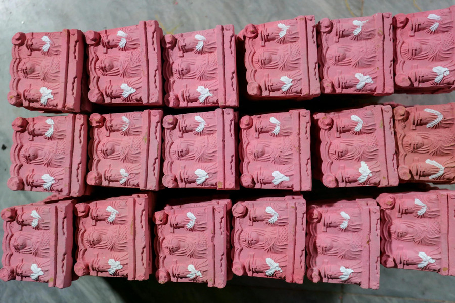 Những bức tượng Táo quân nung xong sẽ được sơn màu. ẢNH: LÊ HOÀI NHÂN