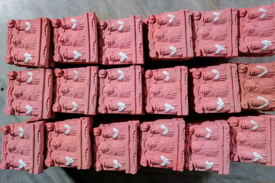 Những bức tượng Táo quân nung xong sẽ được sơn màu. ẢNH: LÊ HOÀI NHÂN