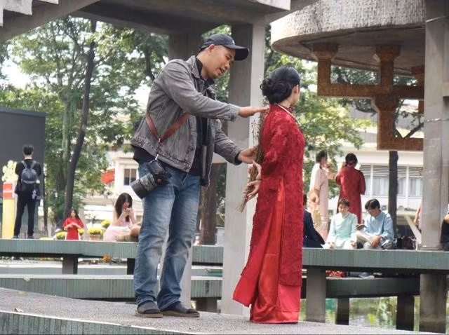 Không chỉ đảm nhận việc chụp ảnh, nhiếp ảnh gia còn kiêm cả vai trò tư vấn trang phục, phụ kiện và hướng dẫn tạo dáng... cho khách. . ẢNH: PHƯƠNG VY