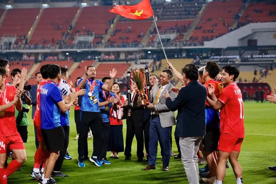 Chủ tịch VFF Trần Quốc Tuấn (bê cúp vàng AFF Cup 2024) kỳ vọng vào đội U.22 Việt Nam. Ảnh: Ngọc Linh