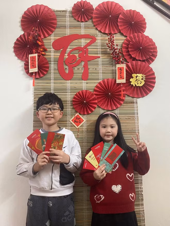Tiền lì xì thường là những món tiền nhỏ nhưng gồm cả tiễn chẵn và tiền lẻ, ngụ ý tiền đó sẽ dư mãi ra. (Ảnh: Vietnam+)