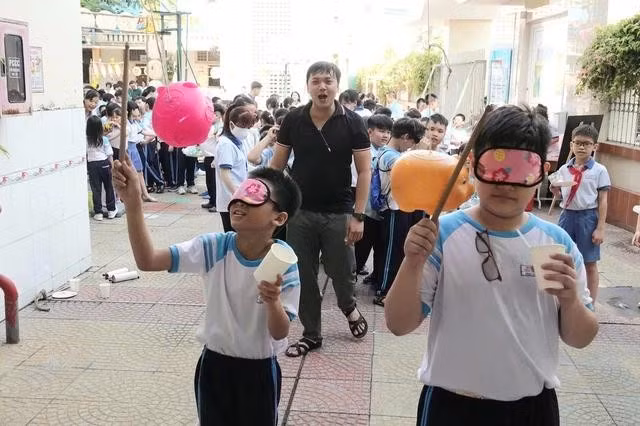 Học sinh tiểu học thích thú với lễ hội xuân tổ chức tại trường những ngày trước tết. . Ảnh: Đào Ngọc Thạch