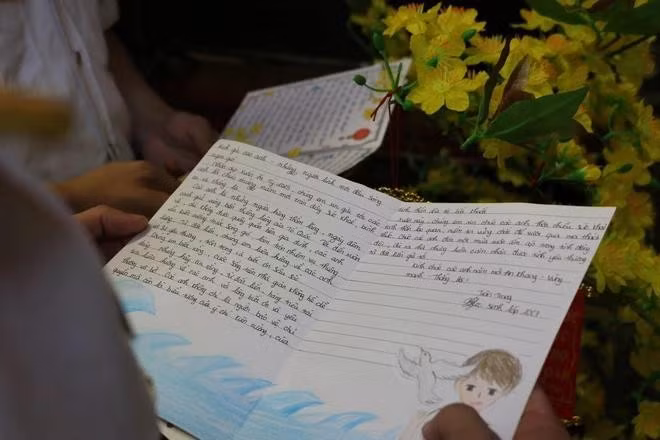 Những bức thư được các cán bộ, chiến sĩ nhà giàn DK1/9 trang trí lên cây mai, đào. ẢNH: UYỂN NHI