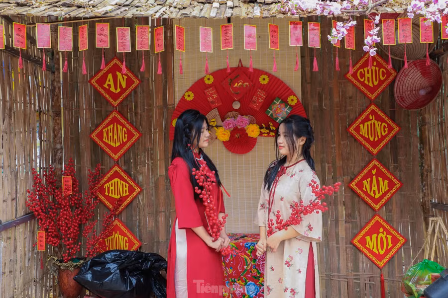 Không gian của ngôi chùa rộng, được trang trí cảnh sắc lung linh nên bạn trẻ có nhiều góc chụp.