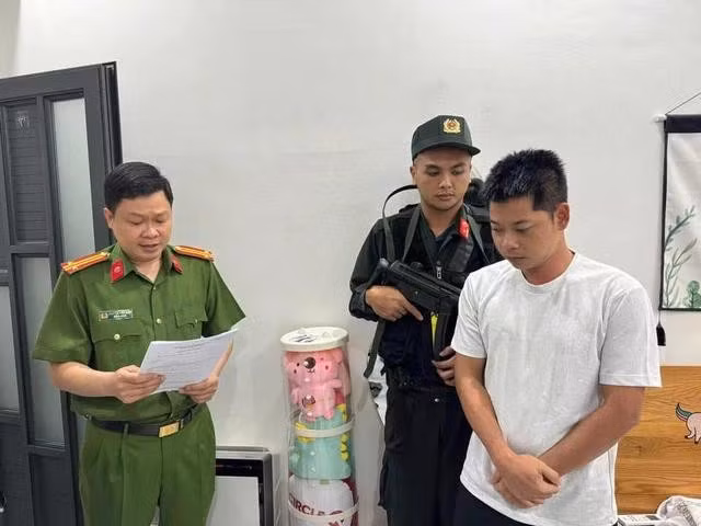 Cảnh sát khám xét nơi ở của Hiếu "Dế". ẢNH: BỘ CÔNG AN