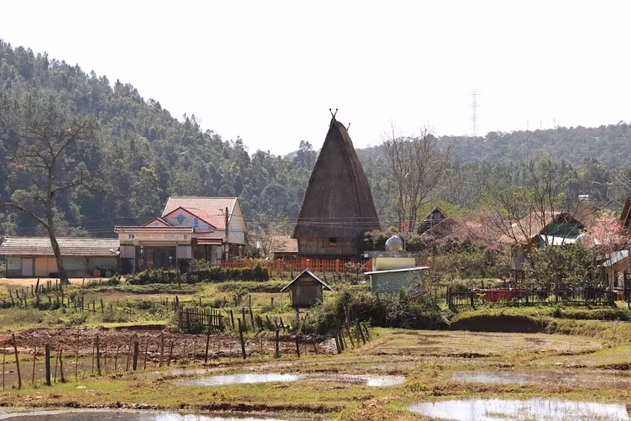 Làng Kon Pling bình yên bên chân núi