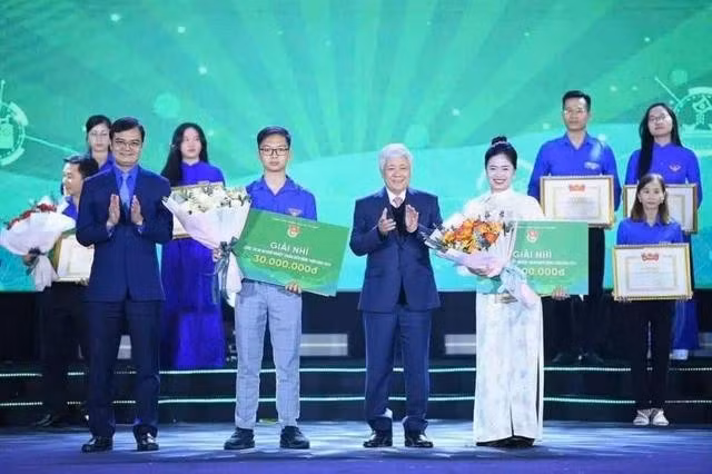 Sản phẩm của nam sinh Nguyễn Văn Ngọc Đức đã xuất sắc đoạt giải nhì tại cuộc thi Dự án khởi nghiệp thanh niên nông thôn năm 2024 và nhận bằng khen do T.Ư Đoàn trao tặng. ẢNH: DƯƠNG TRIỀU