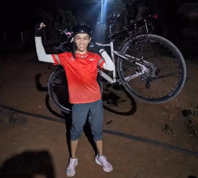 Hùng đã về nhà an toàn sau khi hoàn thành chặng đường 230 km. ẢNH: NVCC