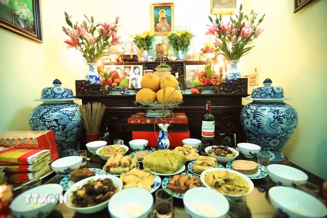Nhiều gia đình soạn sửa mâm cơm cúng tất niên tươm tất để thể hiện truyền thống “uống nước nhớ nguồn.' (Ảnh: Hoàng Hiếu/TTXVN)