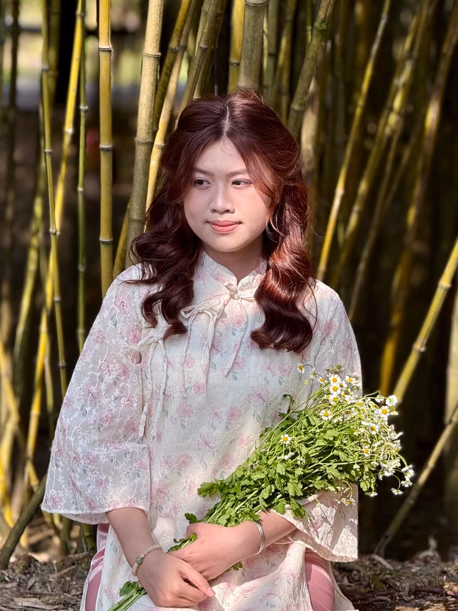 Bạn Nguyễn Thị Liên - một người yêu lịch sử cho biết, chùa không chỉ là nơi linh thiêng mà còn là một điểm đến văn hóa đặc sắc, mang đến sự bình yên và những giá trị nghệ thuật, lịch sử đáng trân quý. Liên và nhóm bạn muốn truyền tải thông điệp liên quan đến lịch sử tới giới trẻ. Ảnh: Thái Lâm